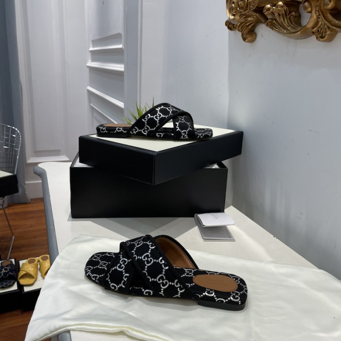 G*u*i women cross with square tow sandal black