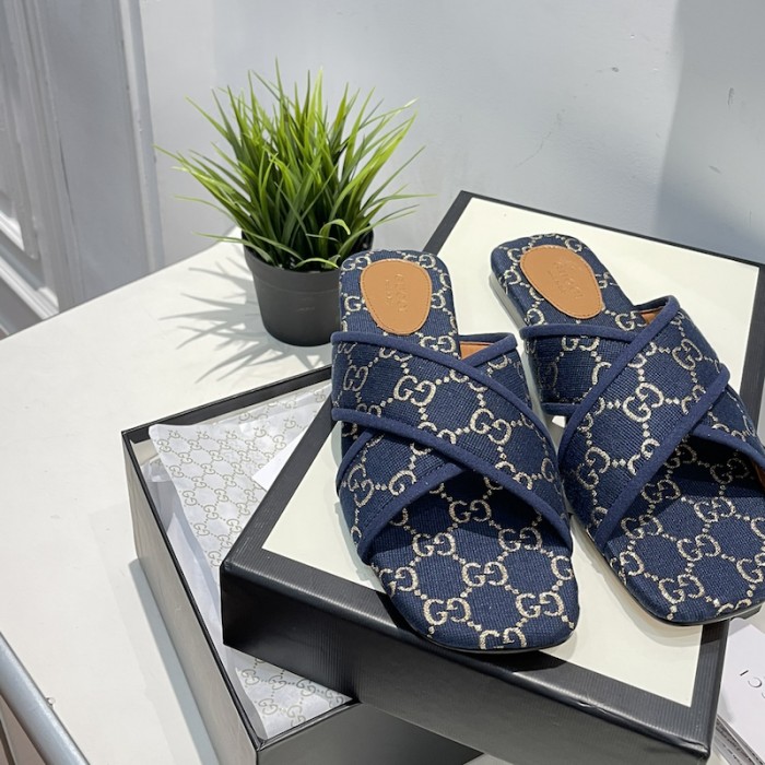 G*u*i women cross with square tow sandal navy