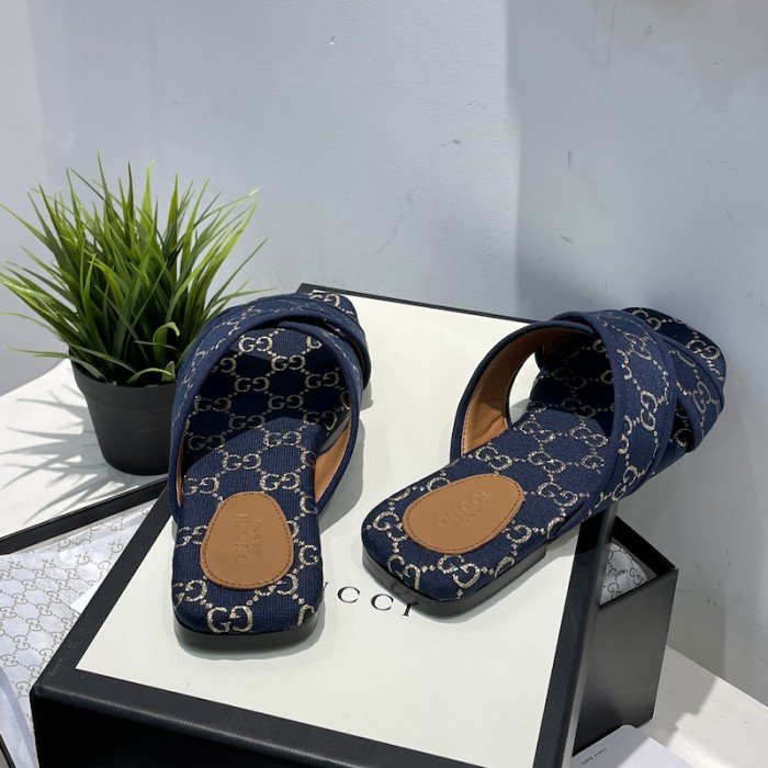 G*u*i women cross with square tow sandal navy