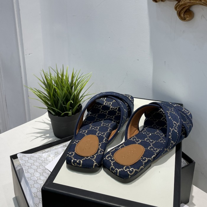 G*u*i women cross with square tow sandal navy