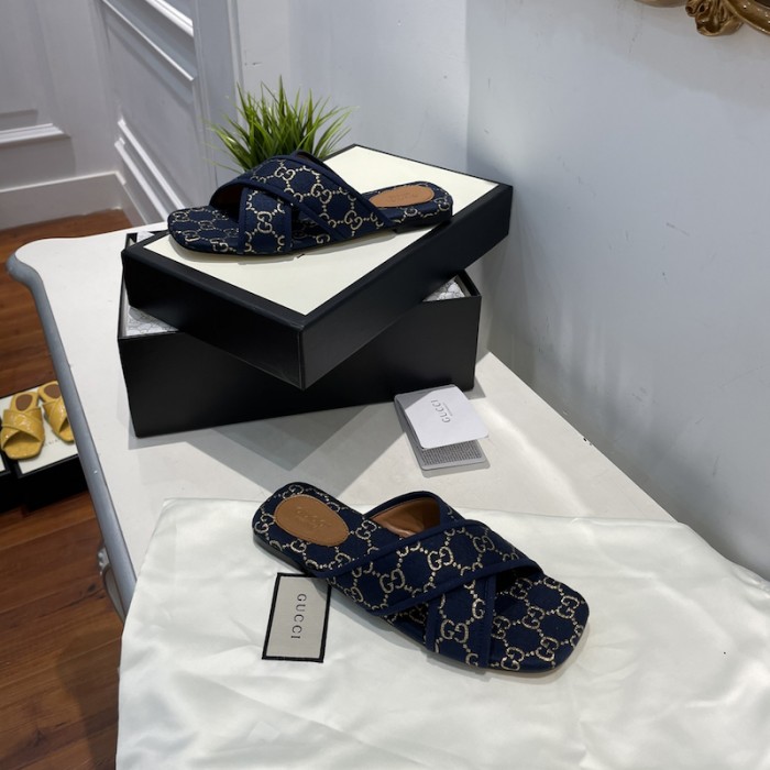 G*u*i women cross with square tow sandal navy