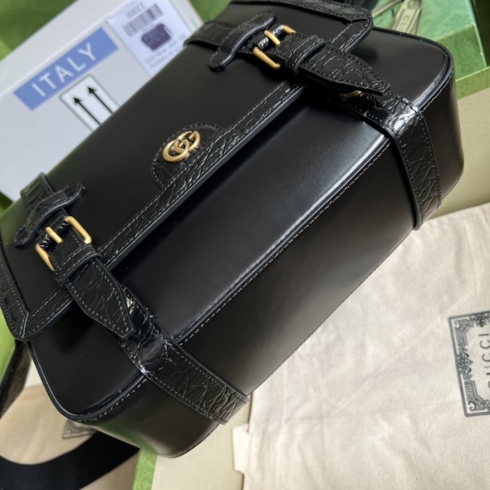 G*u*i medium crocodile trim messenger bag black ‎702136