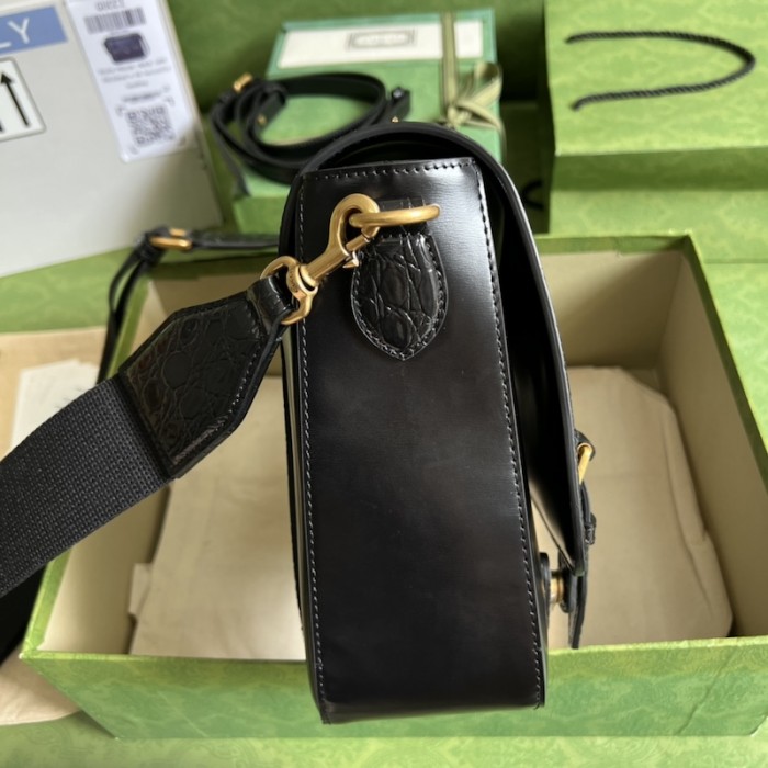 G*u*i medium crocodile trim messenger bag black ‎702136