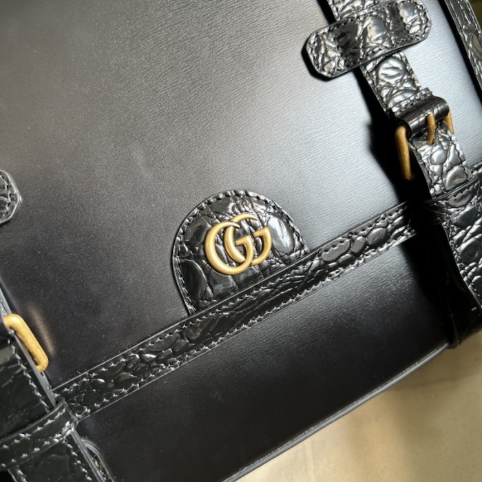 G*u*i medium crocodile trim messenger bag black ‎702136