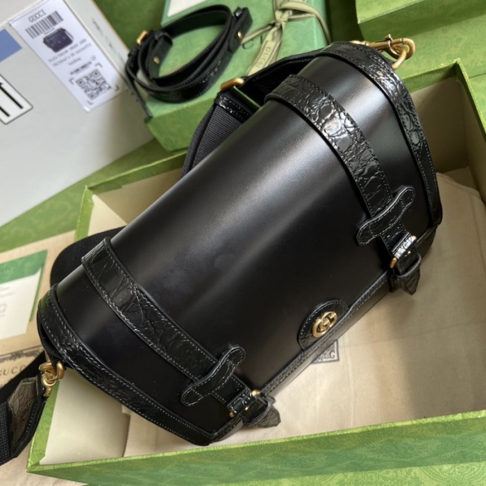 G*u*i medium crocodile trim messenger bag black ‎702136