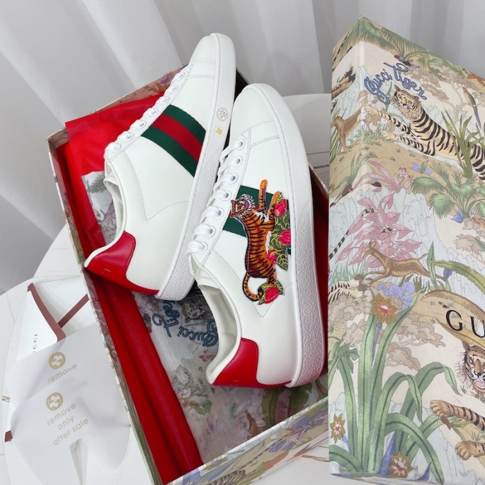G*u*i tiger ace sneaker white