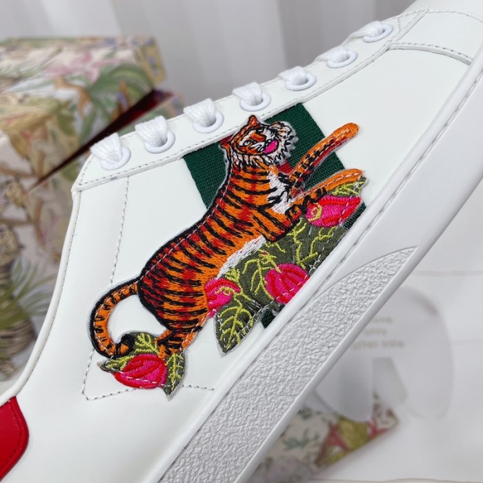 G*u*i tiger ace sneaker white