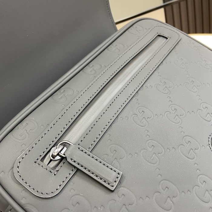 G*u*i black gg rubber-effect leather gg crossbody bag ‎775097