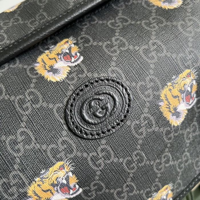 G*u*i gg medium backpack with tiger print 696013