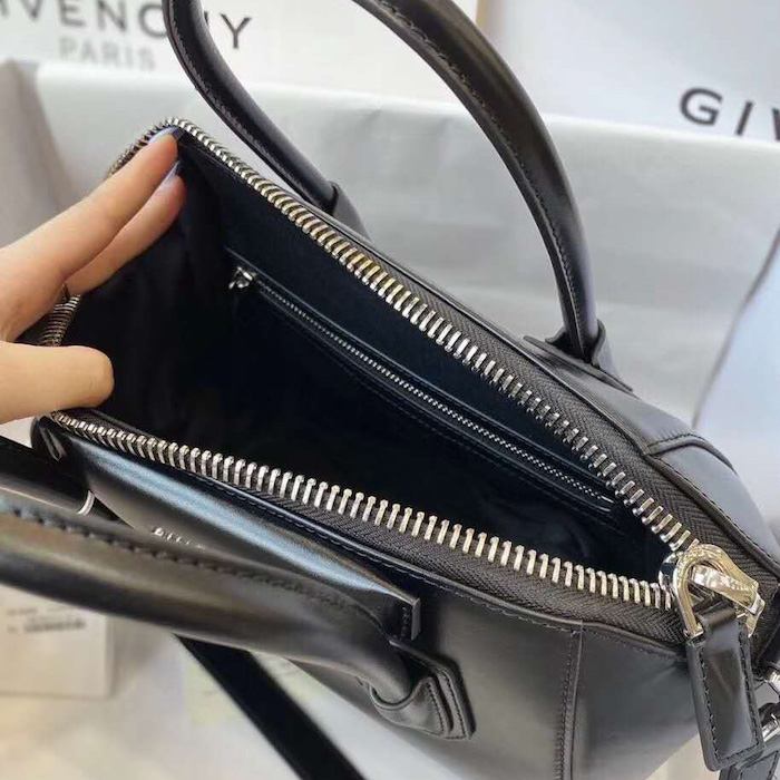 Givenchy Medium Antigona bag in Box leather Black