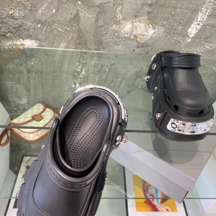 Ba*len*cia*ga hardcrocs sandal in black rubber