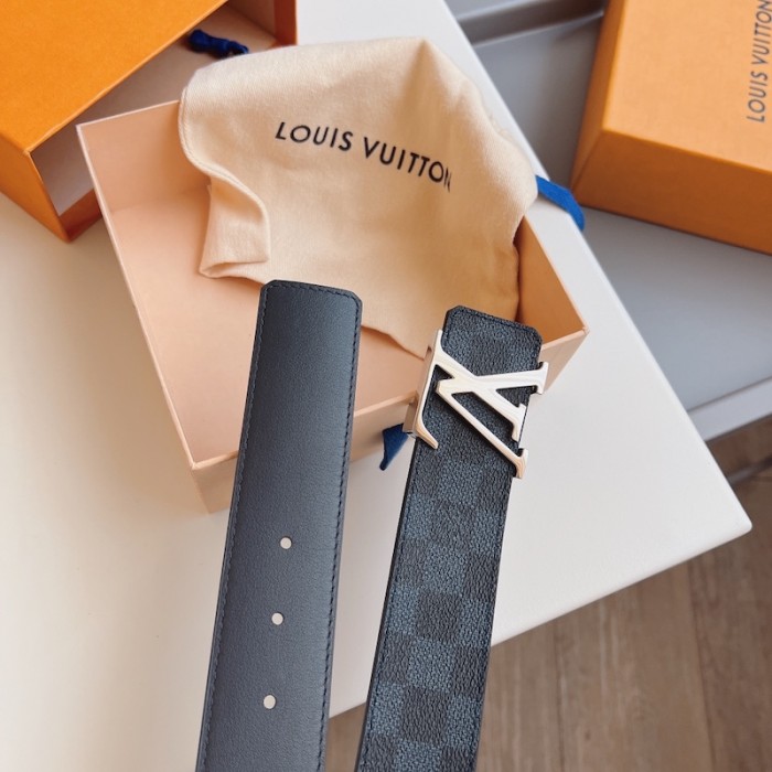 l**is V*t*n blue damier initiales belt m9210