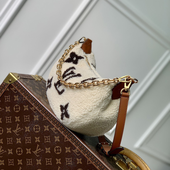 l**is V*t*n shearling over the moon m23321