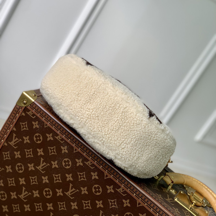 l**is V*t*n shearling over the moon m23321