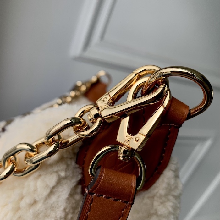 l**is V*t*n shearling over the moon m23321