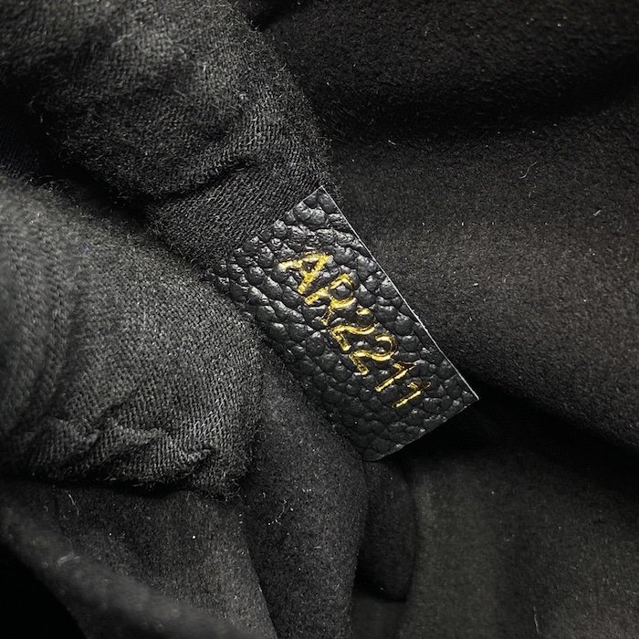 l**is V*t*n onthego east west black m23640