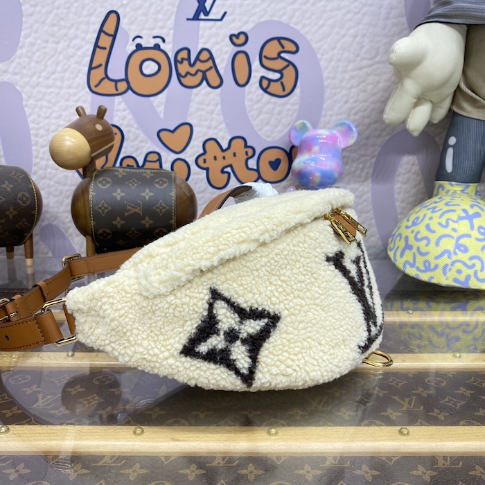 l**is V*t*n monogram shearling bumbag m23715