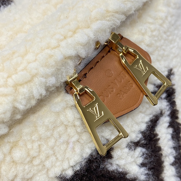 l**is V*t*n monogram shearling bumbag m23715