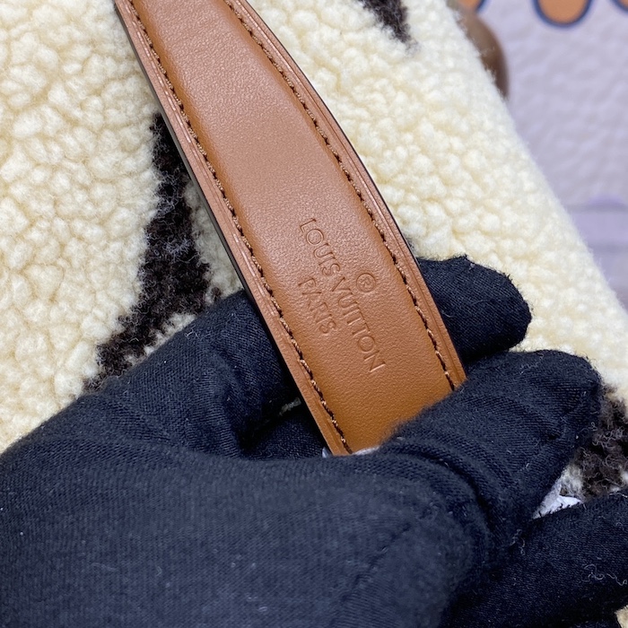 l**is V*t*n monogram shearling bumbag m23715
