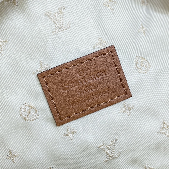 l**is V*t*n monogram shearling bumbag m23715