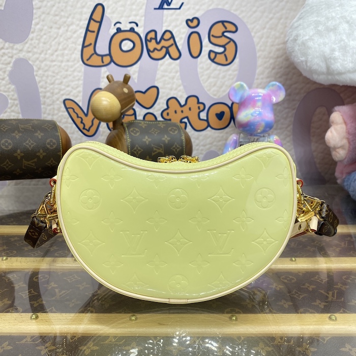 l**is V*t*n monogram vernis croissant pm m24020
