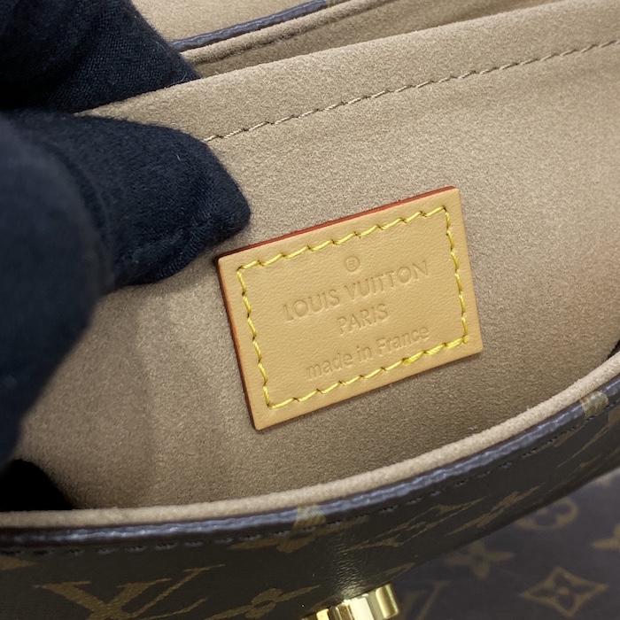 l**is V*t*n monogram canvas and shearling locky bb m46318