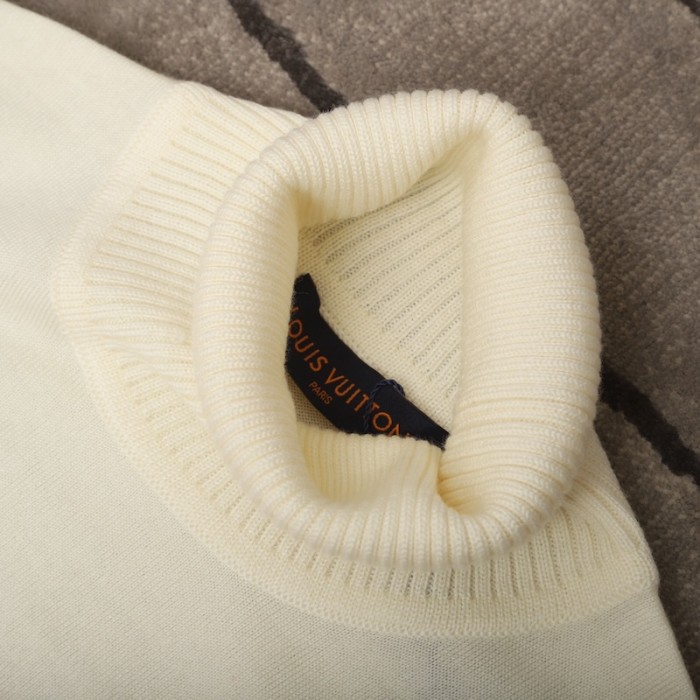 l**is V*t*n intarsia heart turtle neck cream