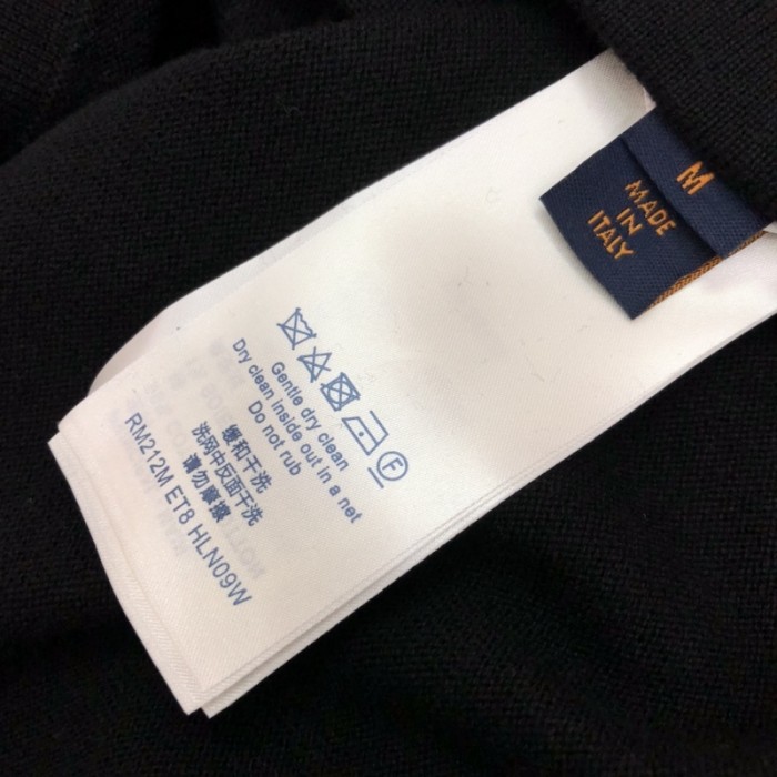 l**is V*t*n short-sleeved crewneck black