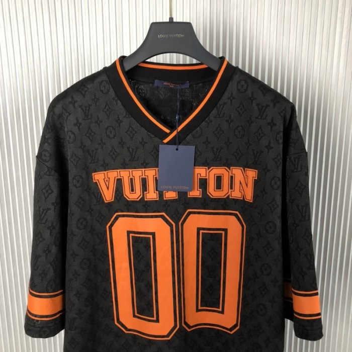 l**is V*t*n monogram sporty v-neck t-shirt 1ab6g1