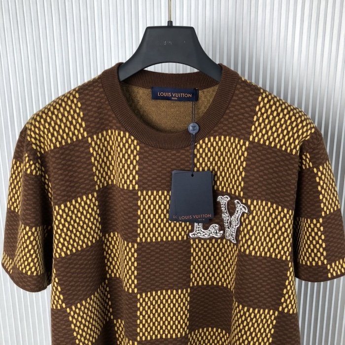 l**is V*t*n short-sleeved cotton damier crewneck with crystal lv patch 1afiur
