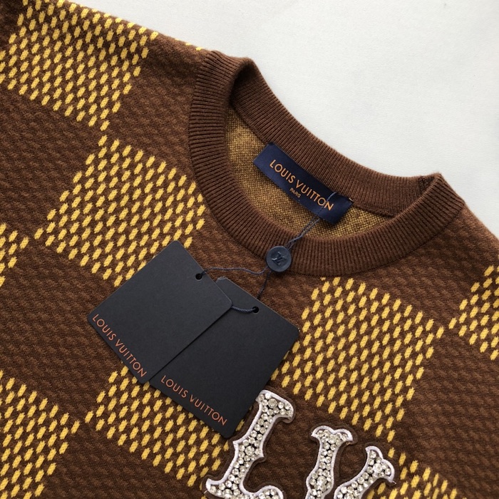 l**is V*t*n short-sleeved cotton damier crewneck with crystal lv patch 1afiur