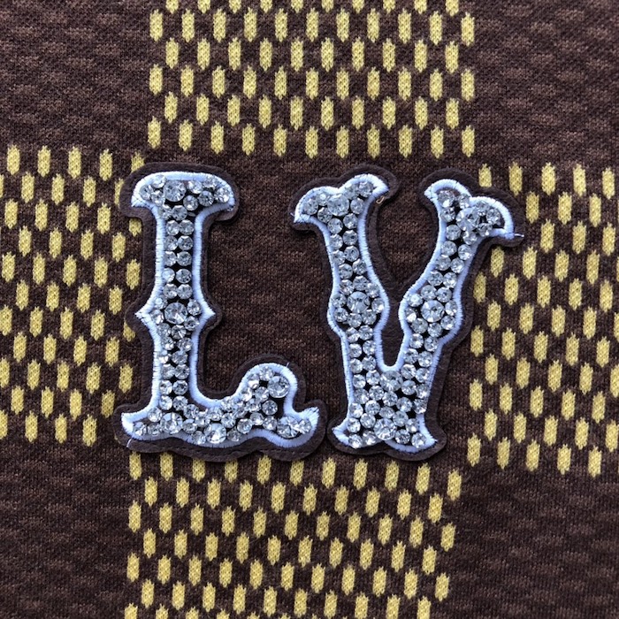 l**is V*t*n short-sleeved cotton damier crewneck with crystal lv patch 1afiur