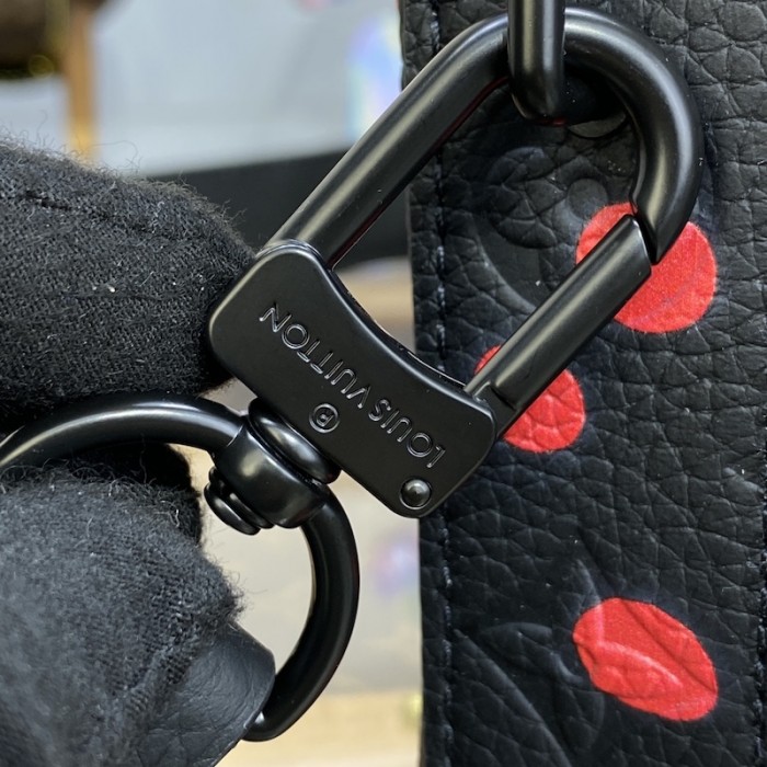 l**is V*t*n lv x yk handle soft trunk m21677