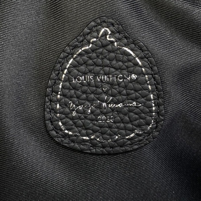 l**is V*t*n lv x yk handle soft trunk m21677