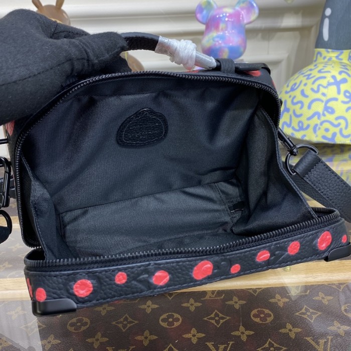 l**is V*t*n lv x yk handle soft trunk m21677
