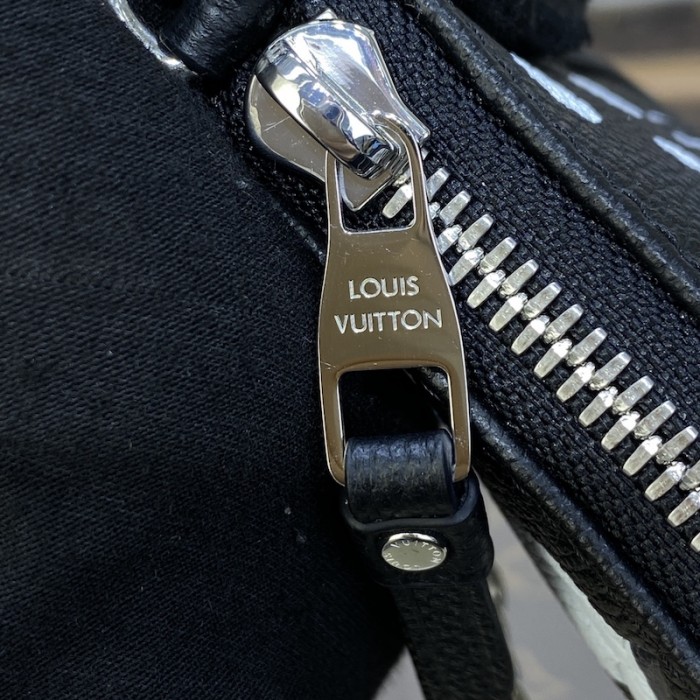 l**is V*t*n lv x yk easy pouch on strap m81908