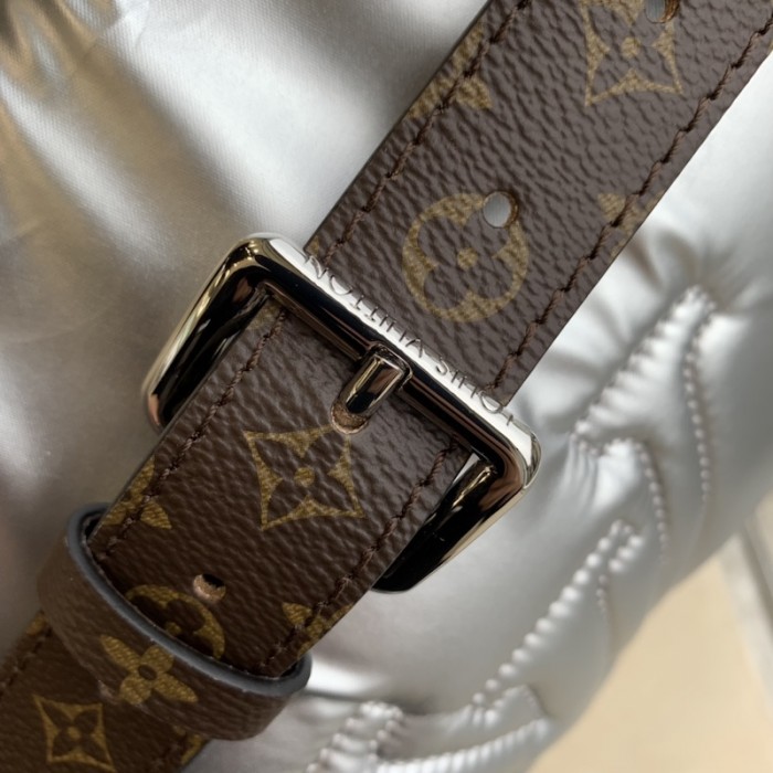 l**is V*t*n maxi bumbag lv m20971