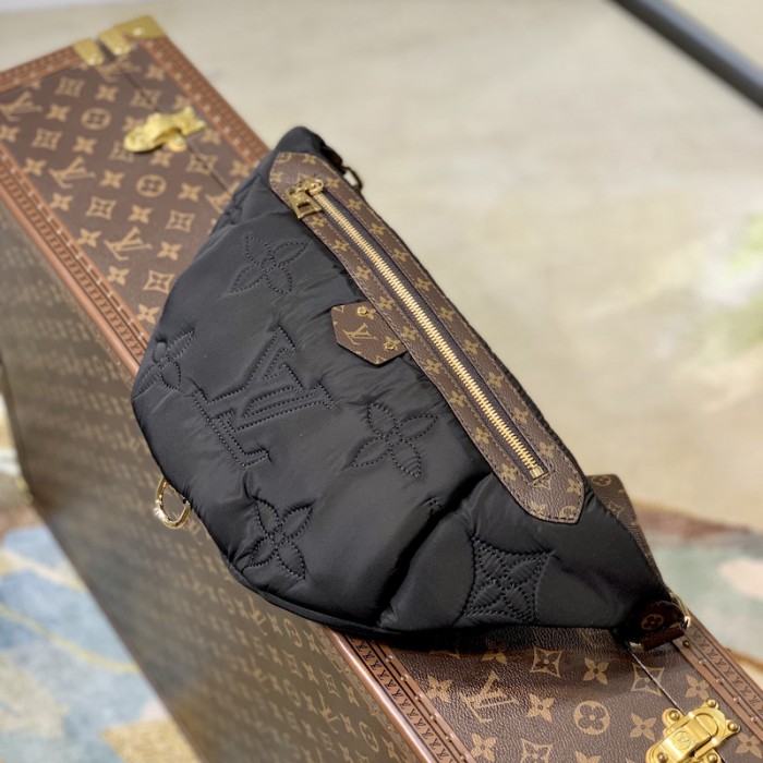 l**is V*t*n maxi bumbag black