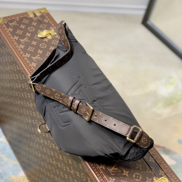 l**is V*t*n maxi bumbag black