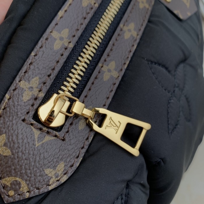 l**is V*t*n maxi bumbag black
