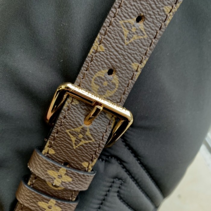 l**is V*t*n maxi bumbag black