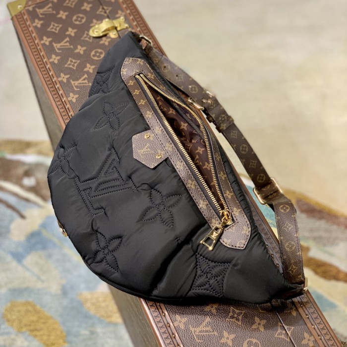 l**is V*t*n maxi bumbag black