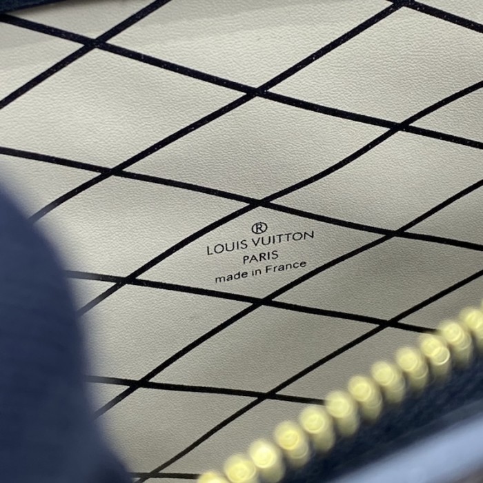 l**is V*t*n monogram reverse canvas trunk clutch lv m43596