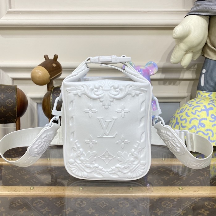 l**is V*t*n cruiser messenger white