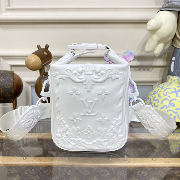 l**is V*t*n cruiser messenger white