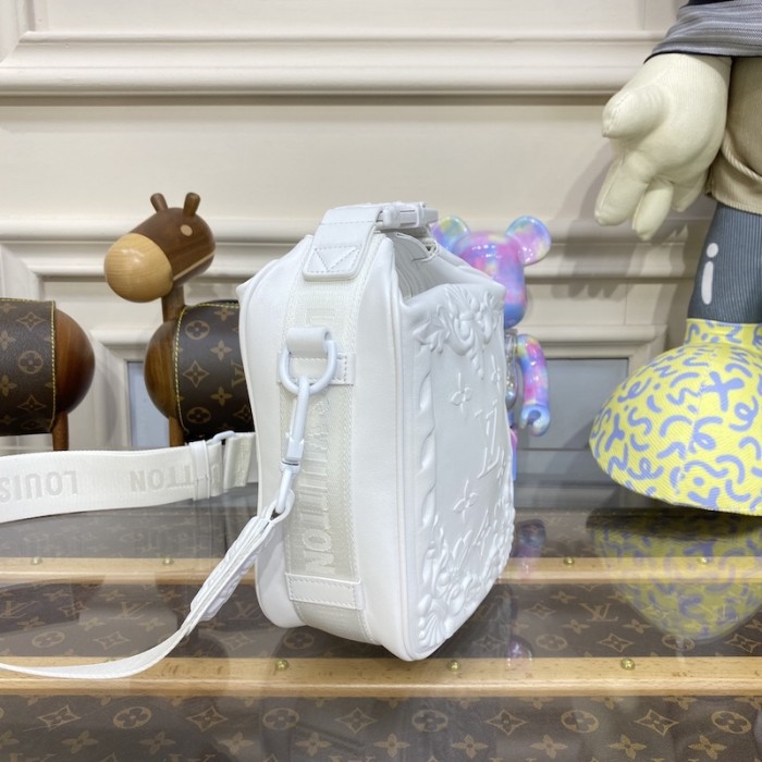 l**is V*t*n cruiser messenger white