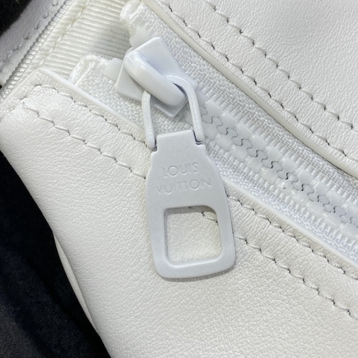 l**is V*t*n cruiser messenger white