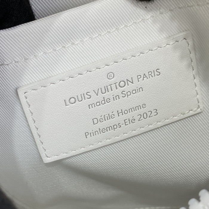 l**is V*t*n cruiser messenger white