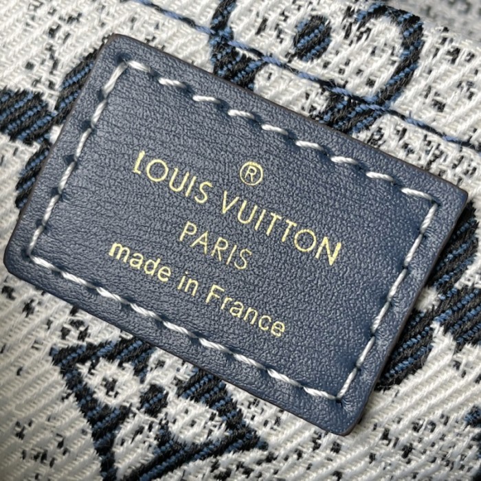 l**is V*t*n monogram denim square bag m59611