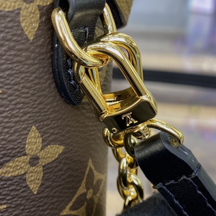 l**is V*t*n monogram canvas camera box m82465